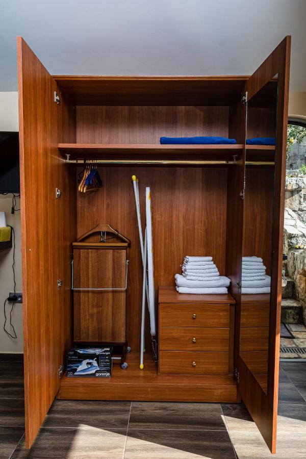 Apartmani Kamena Ruza บุดวา ภายนอก รูปภาพ